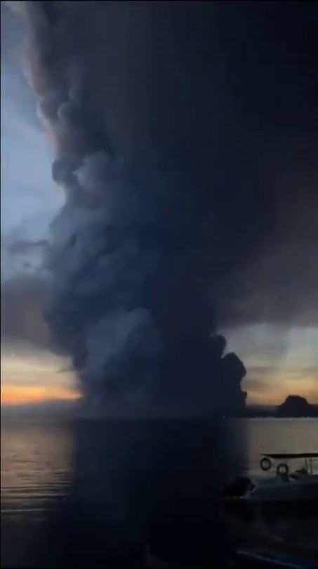 essence-of-nature:   Time-lapse of Taal Volcano eruption  