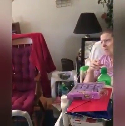 zomema2020:La abuela de 76 años no está bien. Su madre de 97 años vino a visitarla.