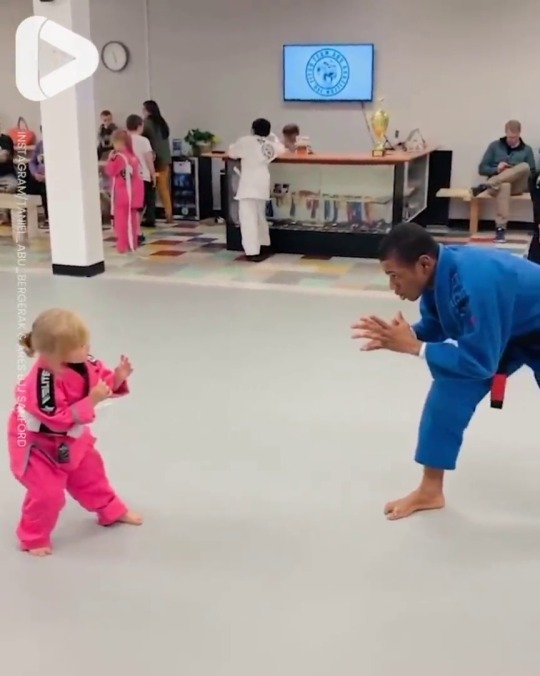 untmd:    Jiu Jitsu Instructor Lets Adorable Little Girl Beat Him  