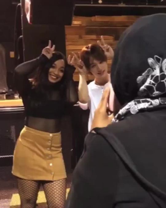 She be meeting everybody! I’m tryna have her life @kmusicandblackwomen sh_n_ha Awwww I remember when I made Ungjae shy and...