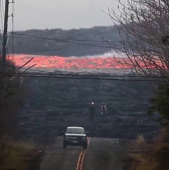 matello89:  sixpenceee:   Lava Flow in Leilani Estates, check out the speed   😲