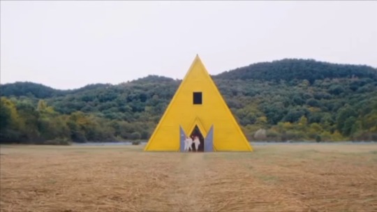 givemearmstopraywith:  the ending of midsommar while running up that hill (a deal