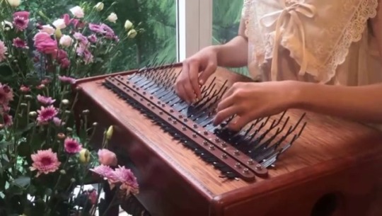 ttv:  soothifying-sounds-asmr: One Summer’s Day (Array Mbira) by xuan xuan Spirited Away By: @xuan xuan Date: 2019 More: The instrument being played is the Array mbira. It was first produced in the 1960′s and has a harp-like sound. It is a reinvention