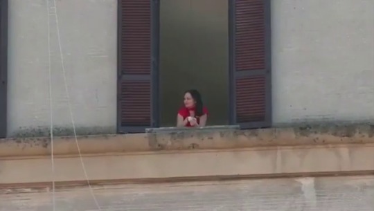   El ‘Bella Ciao’ suena en los balcones,  en el 75 aniversario de la liberación del fascismo en Italia. Aquí tenemos el cara al sol.  