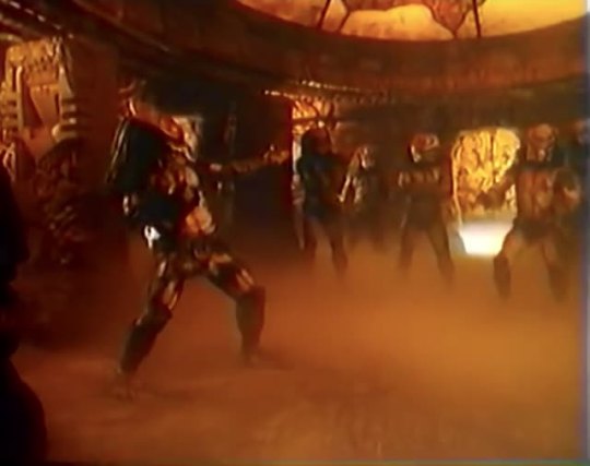 avatar757:omercifulheaves:fanofspooky:Predator 2 dance outtake Always reblogs the Predator dance-off.Oh my shit… why have o never seen this?