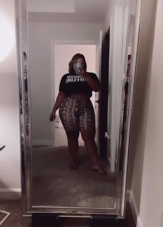 fullmoonbaddies:Look at those hips… Mamacita!! 🤤