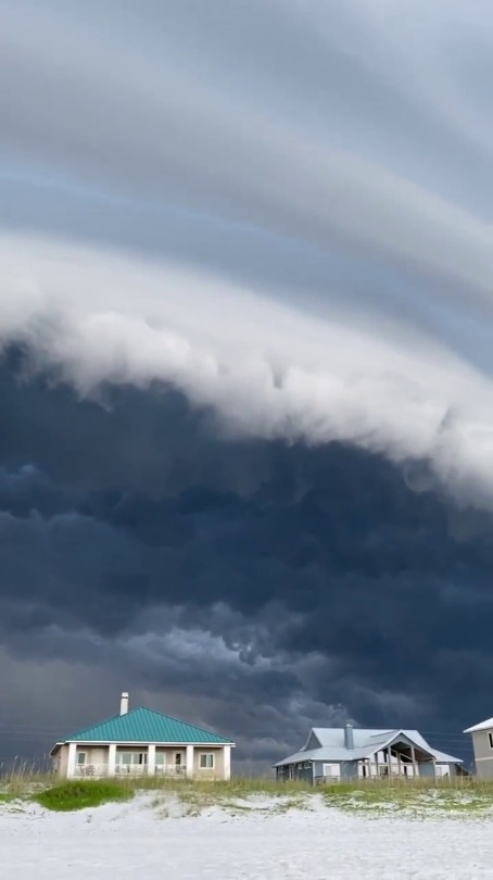 vizual-vibe:   Huge thunderstorm seen from a Florida beach  