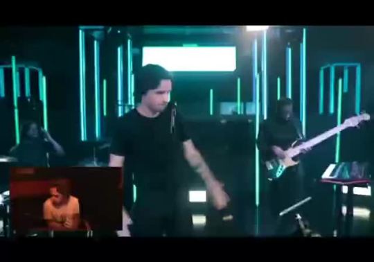 Liam singing a few lines from Soul Provider that he wrote with Zayn - 26.09