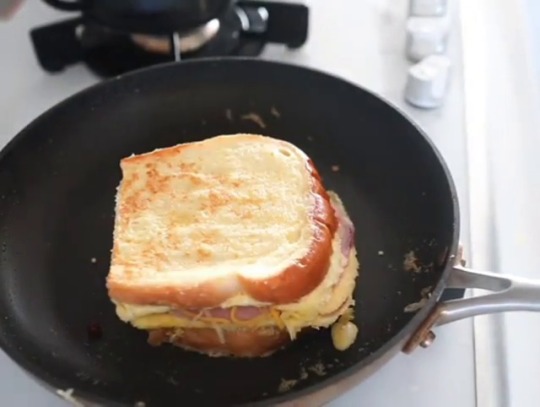 hungry-tummy-mukbangs:  Easy Breakfast Sandwich - original_ssong