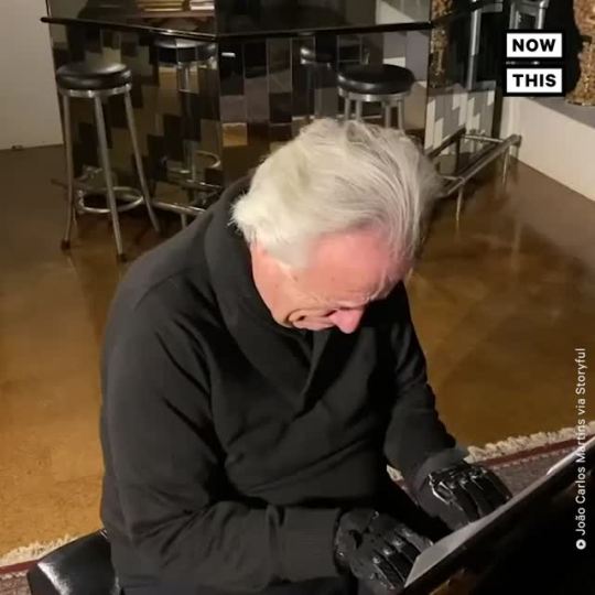 Thanks to a pair of a bionic gloves, this 80-year-old classical pianist can finally play the piano again. The maestro, João...