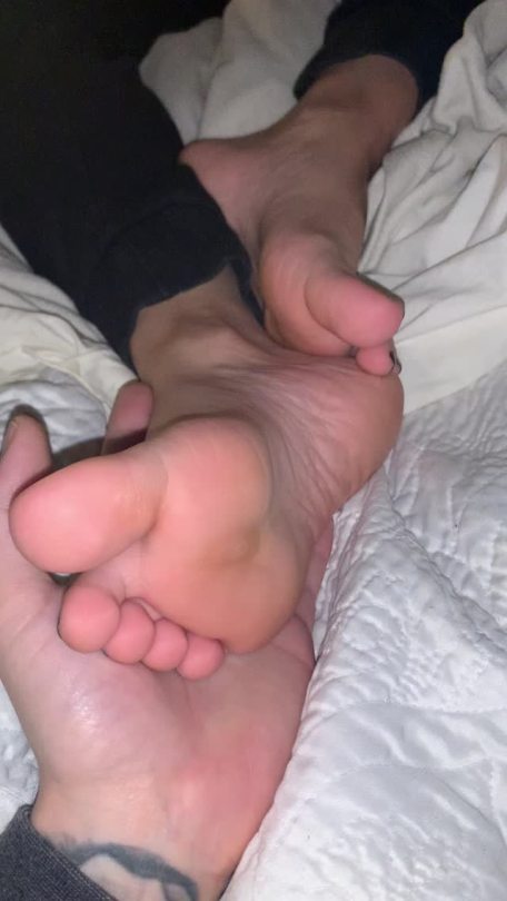fundeerpanda-deactivated2021042:What do you think of my wife’s feet?