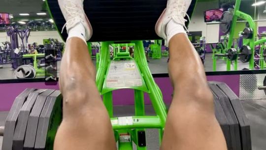 facelesskinkyblackguyblog:moaneymoan:Excuse the print 🍆 . Focus on the quads 🦵🏿 🦿