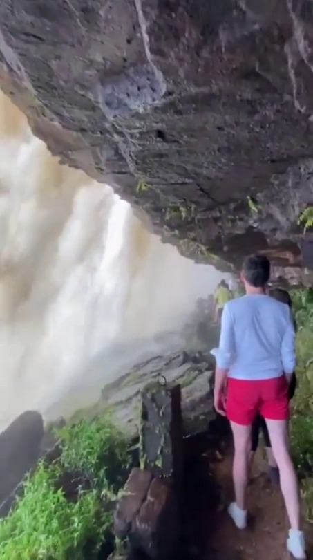 jaubaius:  Inside a waterfall