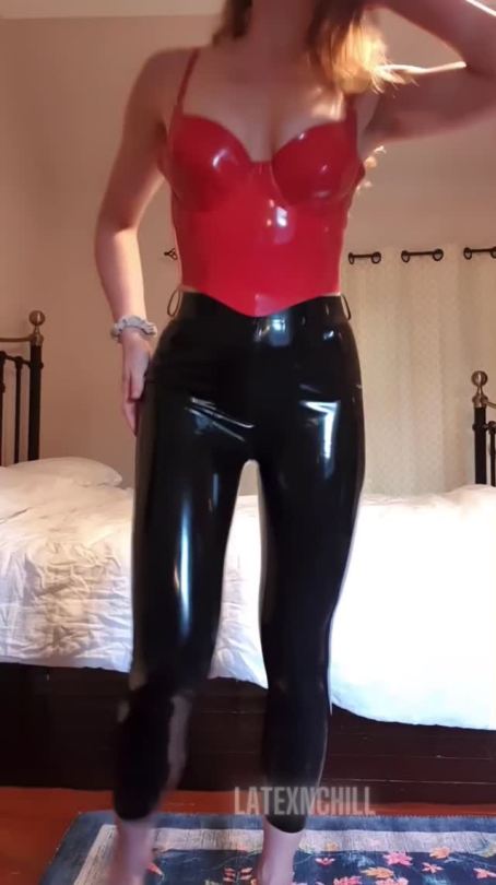 latexnchill:I turn up to our date dressed like this… wwyd? 