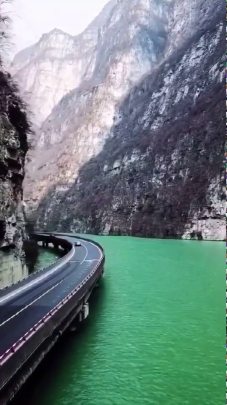 prettypicsdelightfultips:  lijanaa:    Romania. Viaduct Valea Oltului     PPDT