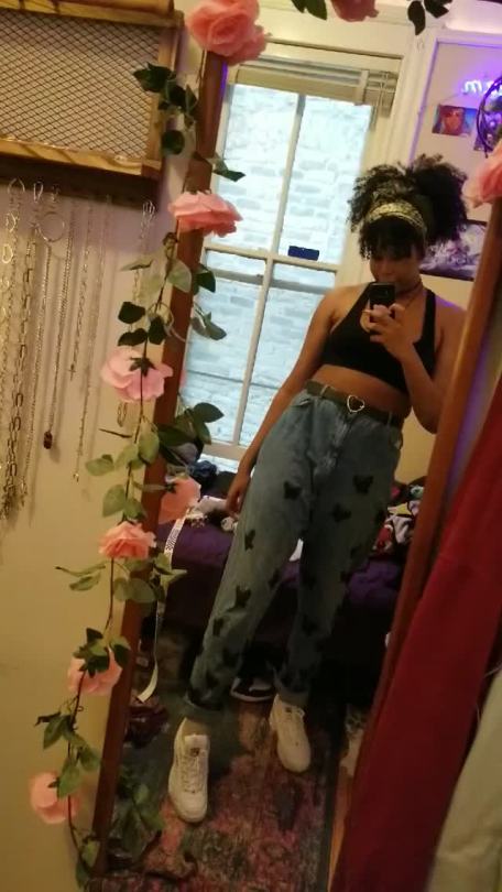 I drawed little butterflies on my jeanses :3