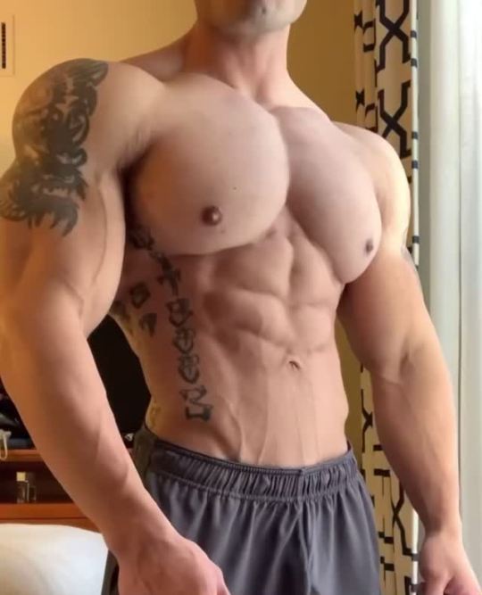 musculargodsamongmen:Happy Pride! 🏳️‍🌈 Jeremy Povtin! Those veins! 🥵