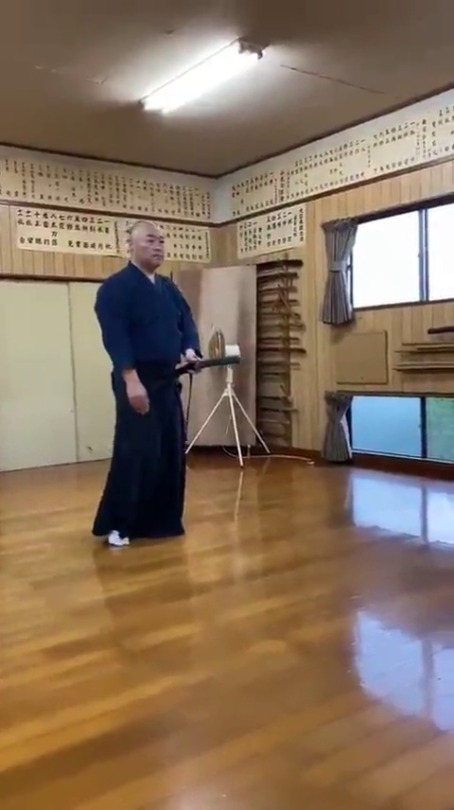 over-sleep:   一伝流の体捌きで五尺刀を抜いてみる （ 浅山一伝流　浅山一伝会 広報担当 さんのツイート ）