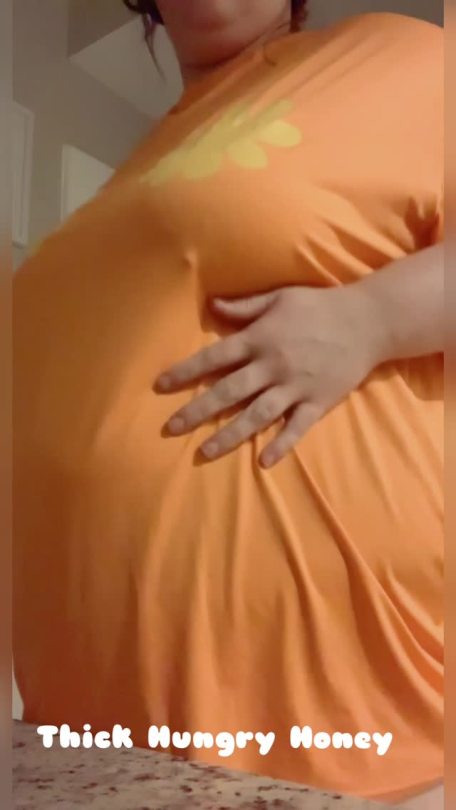 thickhungryhoney:I look so big after stuffing all day 