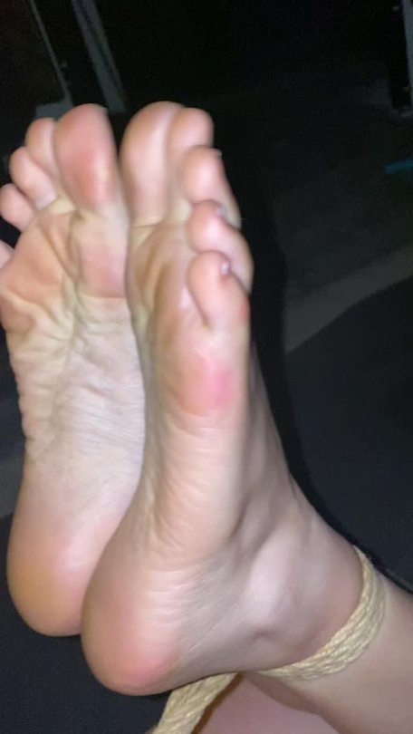 feetsmeller:gsnakes:Sweet smelling teens feet by feetsmeller 💙