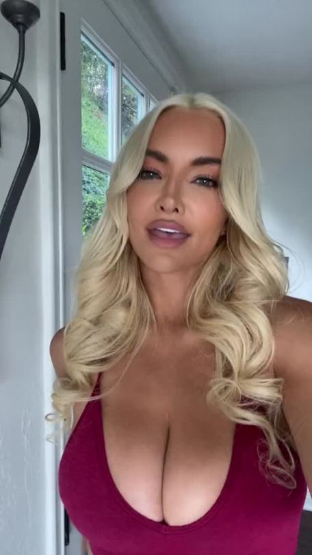 Lindsey Pelas Cleavage