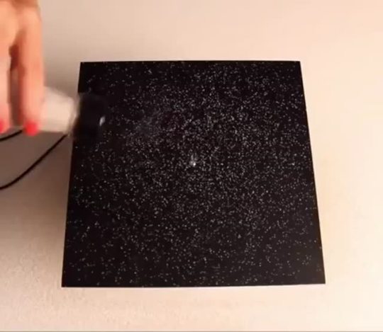 sixpenceee:This is what happens to salt when you vibrate it at different frequencies | source