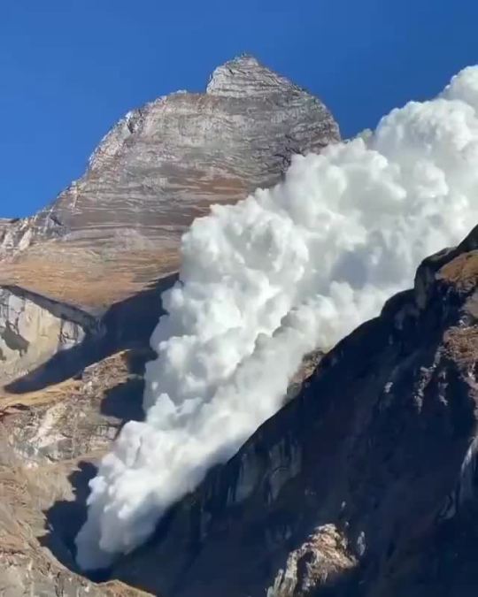 andrearrrrr:Cloud avalanche in the mountains of Nepal