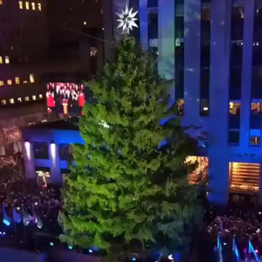 last-fast-naturalist:rebel-heart-gypsysoul:Rockefeller Center