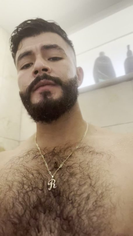 latinoboyhairy:Take a hot shower with me 🚿 😏