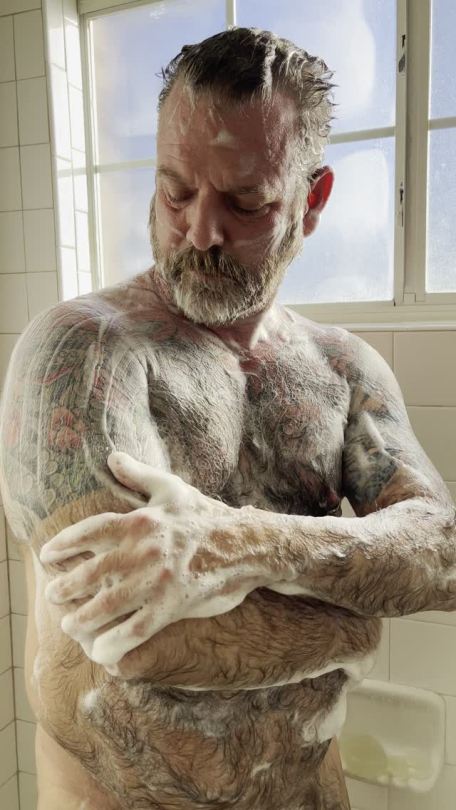 realmenreallife:Richard, getting everything squeaky clean! 😊✨💦