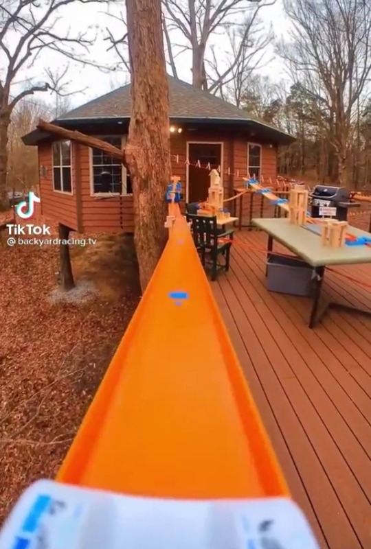 m-eowdy:soothifying-sounds-asmr:Hot Wheels Tree House by backyardracing.tv   feeling like this while watching