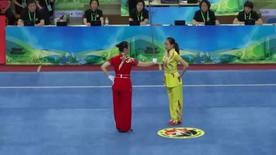 sixpenceee:Awesome Chinese spear dodging performance | source