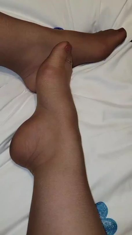 fsh-lover:pantyhoseandabbc:❤ My Baby Sexy Thick Thighs Nylonsandsocks ❤Great clip. 