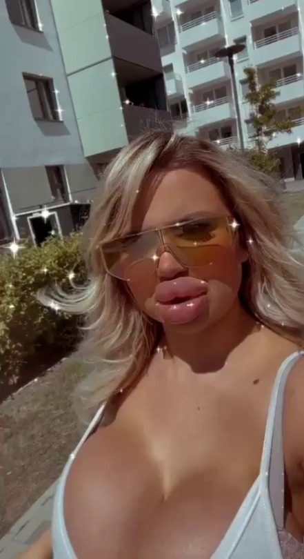bimbofinishingschool:Jessy Bunny just gets getting better and better … look at those huuuuuge DSLs.