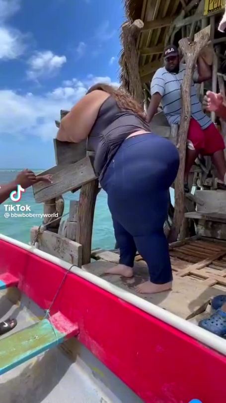 donuttruckdriver:fatbodshotandsexy:pjnoir-blog-blog:super-loaded-packages:Gawd Her smile and laugh made it glorious ❤️❤️Look at that smile and the curves The boats weight limit has been exceeded 