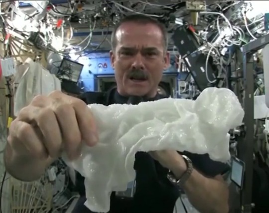 yia67:  angeluschorus:sixpenceee:   Astronaut rings out wet towel in space and its fascinating                                 Cool!   😳😳🥰