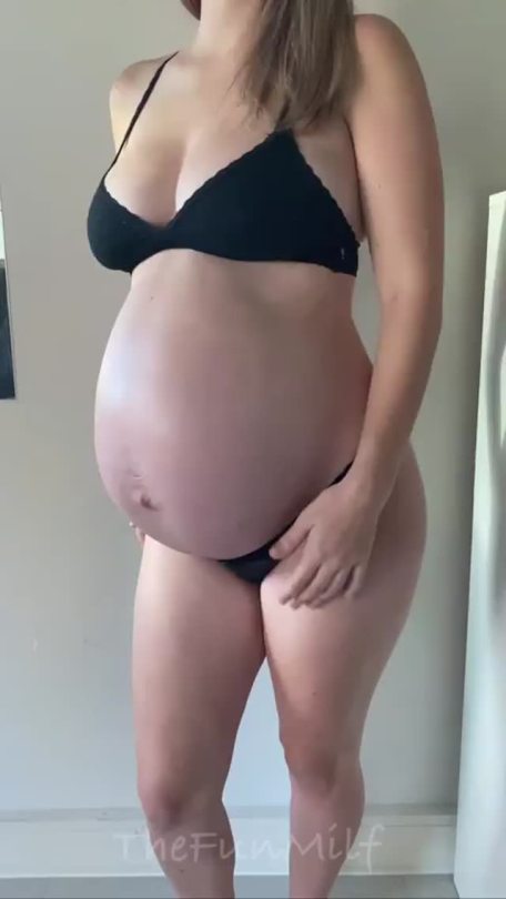 preggoworship:I adore her jiggly butt and