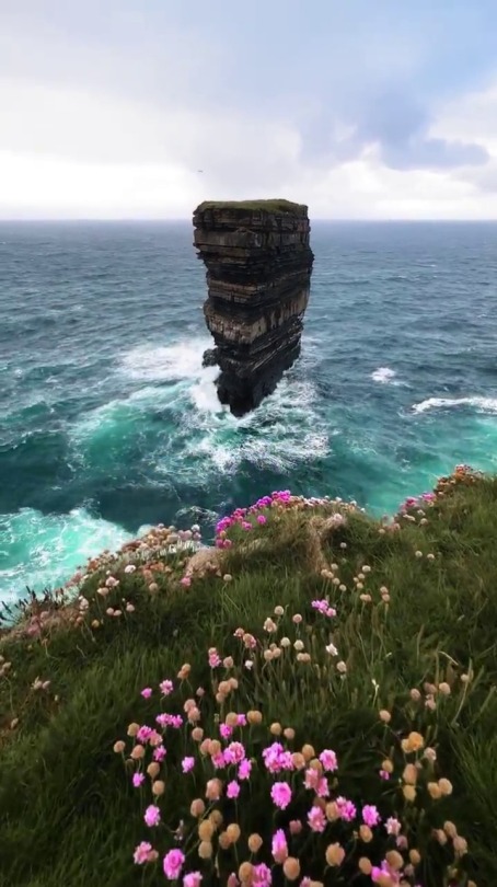 fluffygif:    One of the coolest coastal views I’ve ever seen 🌊  