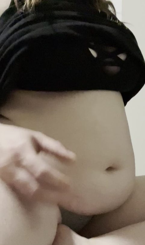 peach-belly:wow. can’t believe I was that skinny in the beginning of 2020. i’ve exploded 🫢 my hips and belly button don’t even look like the same body anymore. my tits are so heavy and sag. I’m outgrowing my 38D bra. my gut makes buttoning