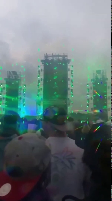sixpenceee:   Music festival through 3d glasses                        