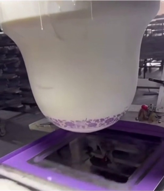 sixpenceee:   Bowl flower design printing process  | source