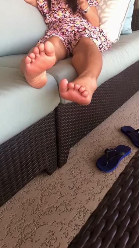 asianwifefeet:Just a little foot play for your enjoyment :)!