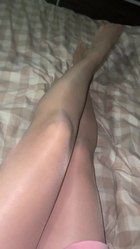 pantyhosegoddesslinda:  Do any of you ever sleep in pantyhose? I love waking up in the morning and feeling them on my legs. 