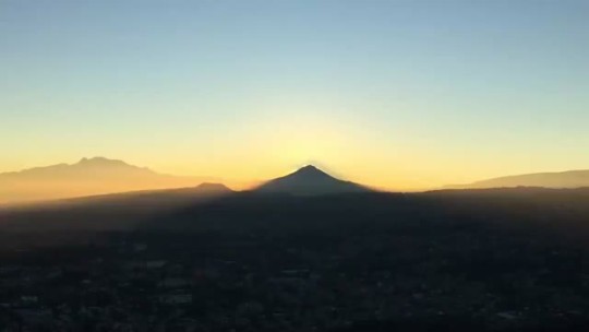 neomexicanismos:El Sol “saliendo” del cráter del Popocatépetl, durante el solsticio de primavera se puede observar desde el cerro de Xochicalco, en Xochimilco. Se ve como si el volcán emanara de su interior la luz del díaAsí se viven