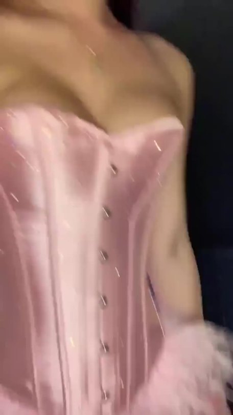 carlypanty:jupiterbetterthanthat:DAISY TAYLORGorgeous!!! Lovely P I N K! 🩷
