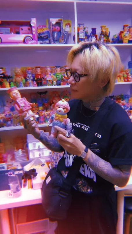Kyo looking for toys by &ldquo;Dontcryinthemorning&rdquo; in Hong Kong.