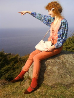 audreyhepburncomplex:  muffinmonster:  how lovely!!    Please may i have her hair. And her outfit.
