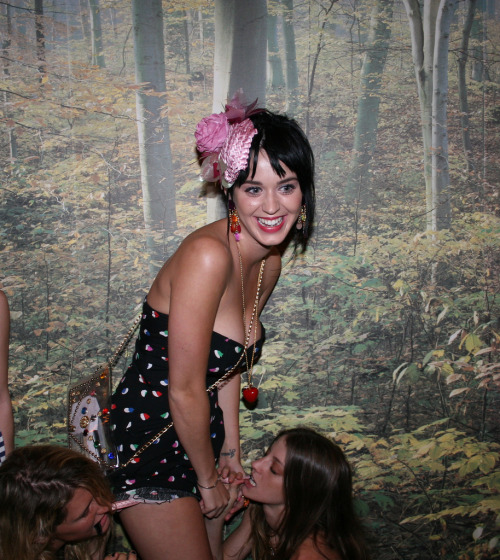 unpoco:  Katy Perry  Wild girls