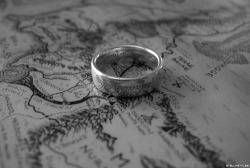 bubbleant:  heartlesshippie: (via fuckyeahlordoftherings) One ring to rule them all… 